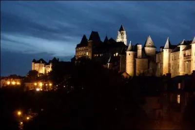 Elle est surnommée la "Perle du Limousin", et surplombe la Vézère depuis son piton rocheux en pain de sucre, haut de 342 mètres.