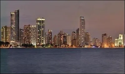Vous allez parcourir les rues de Carthagène sous la brise tropicale en contemplant l'architecture coloniale, le Palais de l'Inquisition, la Tour de l'Horloge, les remparts et la forteresse.