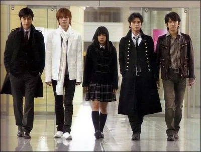 Dans  Hana Yori Dango le film , de combien de pierres La Tiare de Vnus est-elle constitue ?