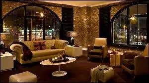 Comment pouvez-vous traduire  Nous avons rserv une suite  ?