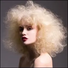 Les cheveux dits mousseux se coiffent... ?