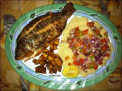 Ce plat est typique de la Cte d'Ivoire. On le vend  tous les coins de rue. Quiconque visite ce pays vous parlera de l'... . Il s'accompagne de sauce tomate pice, de poisson frit ou brais.