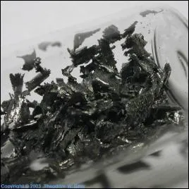 C'est un mtal mou d'apparence mtallique. Rendez-lui son orthographe.