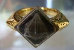 Qu'est-ce qui orne cette bague ?
