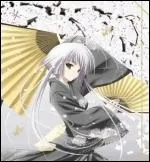 Que tient-elle dans ses mains ?