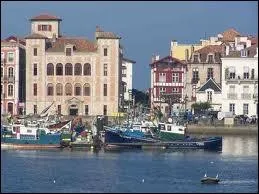 Rendons-nous  prsent  Saint-Jean-de-Luz, o les habitants portent le gentil ...