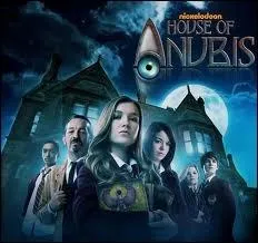 De quel forme est le collier de Nina ?