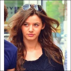 Comment s'appelle la petite amie de Louis ? 