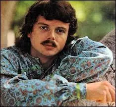 Scott McKenzie est resté célèbre pour un énorme tube sorti en 1967 : ''San Francisco'' . Sa chanson a été reprise en français par...