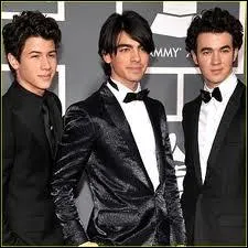 Cite le nom des Jonas Brothers dans l'ordre (voir la photo) .