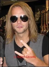 Comment s'appelle le guitariste qui a remplac K. K. Downing en 2011 ?