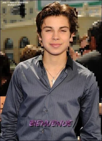 Dans un pisode o Max est une fille, en quoi ses parents  la  dguisent pour participer  un concours de Miss ?