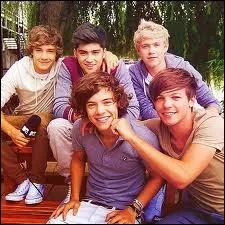 Qui a ce tatouage : 5 flches dans la mme direction, qui reprsente le groupe ?