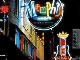 Sur la route de quelle ville Eddy Mitchell coute-t-il le disk-jockey dans sa voiture ?