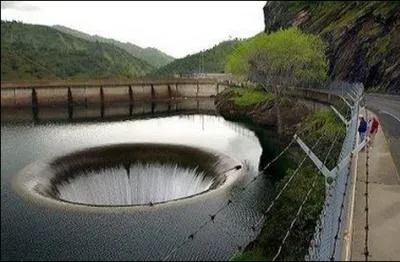 Dans quel pays se situe l'vacuateur du barrage Monticello ?