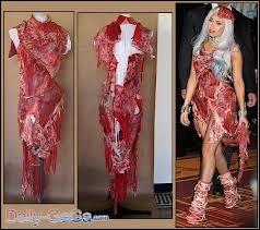 Qui a port une robe en viande ?
