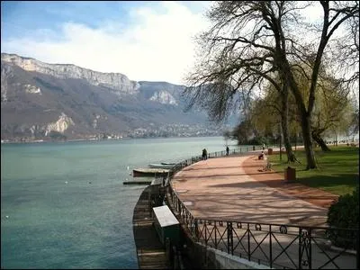 Annecy s'tale sur les bords du lac qui porte son nom,  une altitude variant de 418m ...
