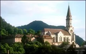 Sur les hauteurs de la ville, au crt du Maure, s'lve la basilique de la Visitation. Sa construction date :