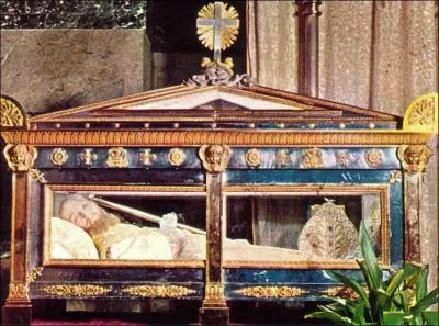 En haut des deux nefs latrales de cette basilique on peut voir deux chsses en bronze dor. Elles contiennent les dpouilles de sainte Jeanne de Chantal et de :