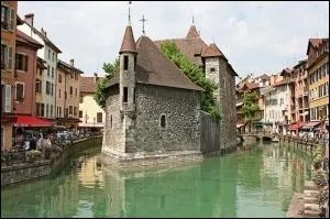 Bti au XIe sicle, le palais de l'Isle est class monument historique depuis 1900. Il est construit sur un lot du cours d'eau qui traverse Annecy et qui s'appelle...