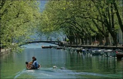 C'est au cours d'eau de la question prcdente qu'Annecy doit un de ses surnoms. Lequel ?