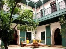 Comment s'appellent les maisons marocaines fermes sur l'extrieur et organises autour d'un patio souvent arbor et dot d'une fontaine ?