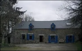 Comment s'appelle une maison troite et toute en longueur habite  l'origine par les petits artisans ou paysans ?