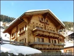 Comment s'appelle une construction traditionnelle montagnarde et rurale construite avec des madriers en bois et devenu l'habitation  suisse  ?