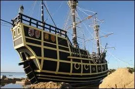 Je suis une caraque espagnole, premier navire  avoir fait le tour du monde avec  mon commandement Fernand de Magellan. Qui suis-je ?