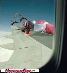 Un accident est si vite arriv ... Si le Pre Noel portait un gilet jaune fluo il risquerait moins de se prendre un avion ?