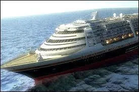 Quel nom porte le paquebot imaginaire retourn par une lame de fond en pleine mer et dont le premier film relatant son histoire est sorti en 1972 ?