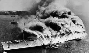 Quel paquebot transatlantique britannique fut abandonn en baie de Hong Kong aprs un incendie  son bord ?