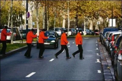 Comment traduit-on traversez la rue en anglais ?