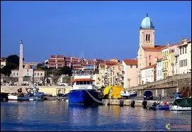 Nous sommes  prsent  Port-Vendres, o les habitants portent le gentil ...