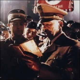 Dans quel opus d'Indiana Jones peut-on voir cette squence o le dictateur signe un autographe au clbre aventurier ?