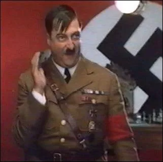 Quel acteur franais ayant galement parodi le Gnral de Gaulle, interprtait le personnage d'Hitler dans cette comdie de Philippe Clair en 1972  Le Fhrer en folie  ?