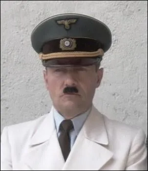 Dans quel film dramatique et historique crit et ralis par Roselyne Bosch, sorti en 2010 peut-on voir cet Adolf Hitler habill de blanc ?