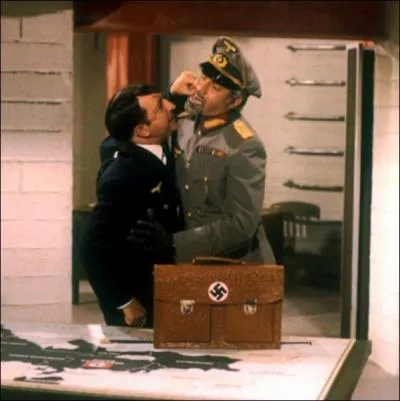 Qui  batifole  avec Hitler dans ce film   Ya, ya mon gnral !  , une satire caustique de la guerre et du nazisme de 1970 ?