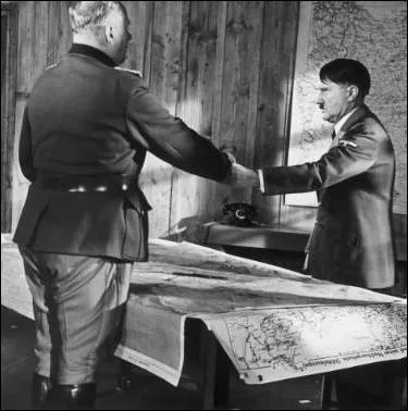 Dans le film de Ren Clment  Paris-Brle-t-il ?  , qui dsobit  l'ordre de Hitler demandant de raser la capitale avant de capituler, personnage interprter par l'acteur Gert Frbe ?