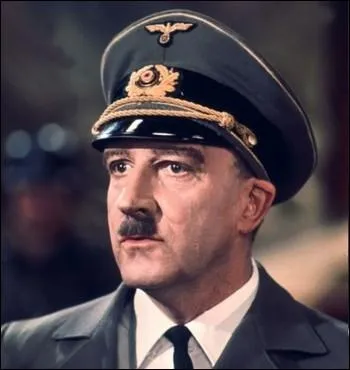 Quel acteur britannique parodiait le personnage d'Adolf Hitler dans cette comdie de 1974, ralise par Roy Boulting  En voiture Simone  ?