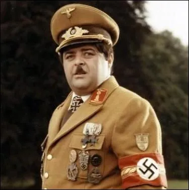 Quel tait le lien de parent avec Hitler, de Ludwig Von Apfelstrudel (tarte aux pommes) interprt par Jacques Villeret dans le film  Papy fait de la rsistance  ?