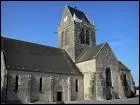 Que trouve-t-on accroch sur l'glise du village de Sainte-Mre-Eglise, dans la Manche ?