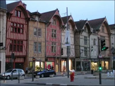 Ville connue pour son andouillette. Renomme autrefois pour ses foires. Jean-Marie Bigard.
