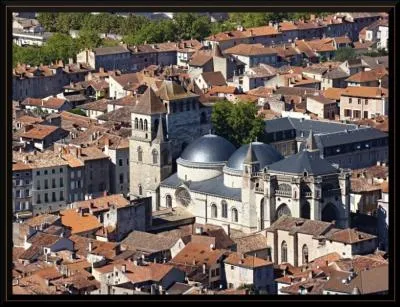 Ville qui possde un superbe pont. Situe dans une boucle de la rivire la traversant. Lon Gambetta.