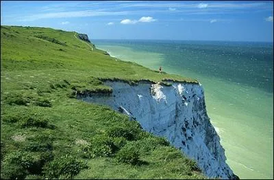 La ville est baigne par le pas de Calais, entre la Manche et la Mer du Nord. Quel nom porte la cte  cet endroit ?