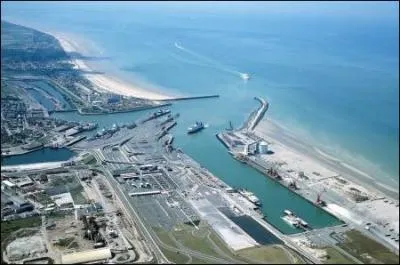Le port de Calais est celui par lequel transite le plus grand nombre de voyageurs partant de France vers l'Angleterre. Combien de traverses y a-t-il en moyenne chaque jour ?