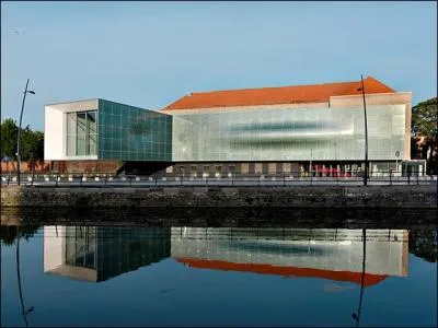 La C. I. D. M est un muse consacr  un produit qui fait la renomme de Calais depuis le dbut du XIXe sicle. Lequel ?