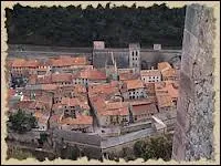 Je quitte les Pyrnes-Orientales par la ville fortifie de Villefranche-de-Conflent. Ses habitants sont les ...