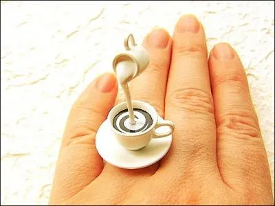 Voici une amusante bague Caf du matin toute kawa comme disent les branchs (mignon en japonais). Que manque-t-il  cet ornement pour atteindre le nirvana... ?