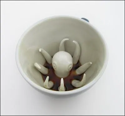 A qui pourrait bien appartenir cette tasse, au fond de laquelle se terre une bte des profondeurs aquatiques, laquelle heureusement ne flotte pas quand on y verse le th ?